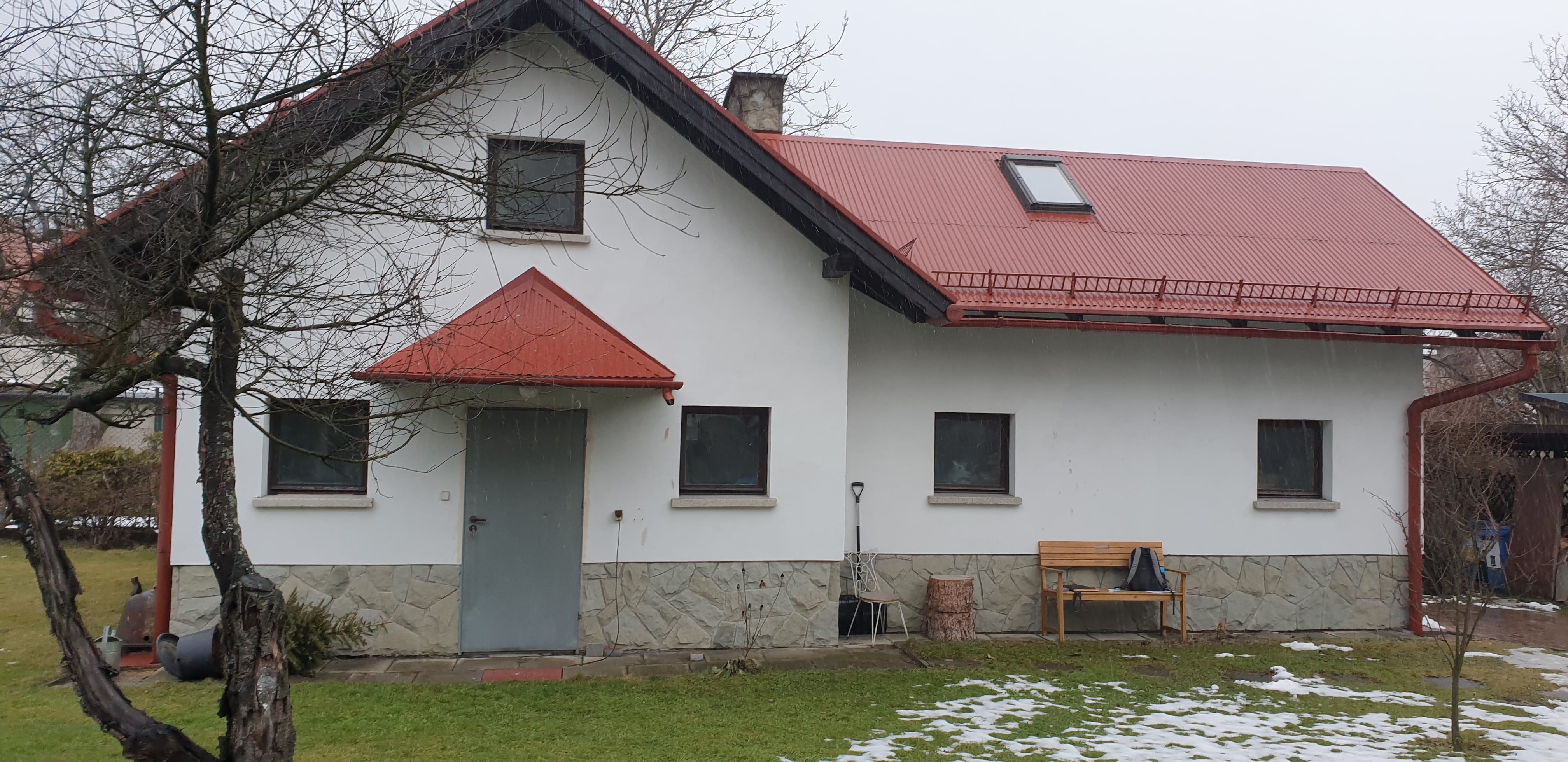 Największym wyzwaniem projektowym stał się niewielki metraż pomieszczenia mającego stanowić pokój dzienny z salonem i kuchnią. Udało się go troszkę powiększyć i doświetlić za pomocą ogrodu zimowego. Cały układ wieńczy przestronna sypialnia z łazienką i niewielkim pomieszczeniem technicznym. Nietypowym rozwiązaniem są tu kacze schody od firmy DOLLE, zajmujące możliwie mało miejsca i pasujące do niewielkich otworów w stropie pod wyjście na wyższą kondygnację. Poddasze w tym wypadku zaplanowano jako część gościnną z osobnym węzłem łazienkowym.